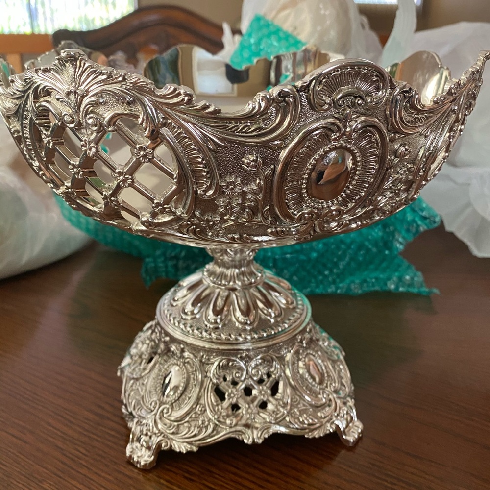 Fancy Bowl with legs